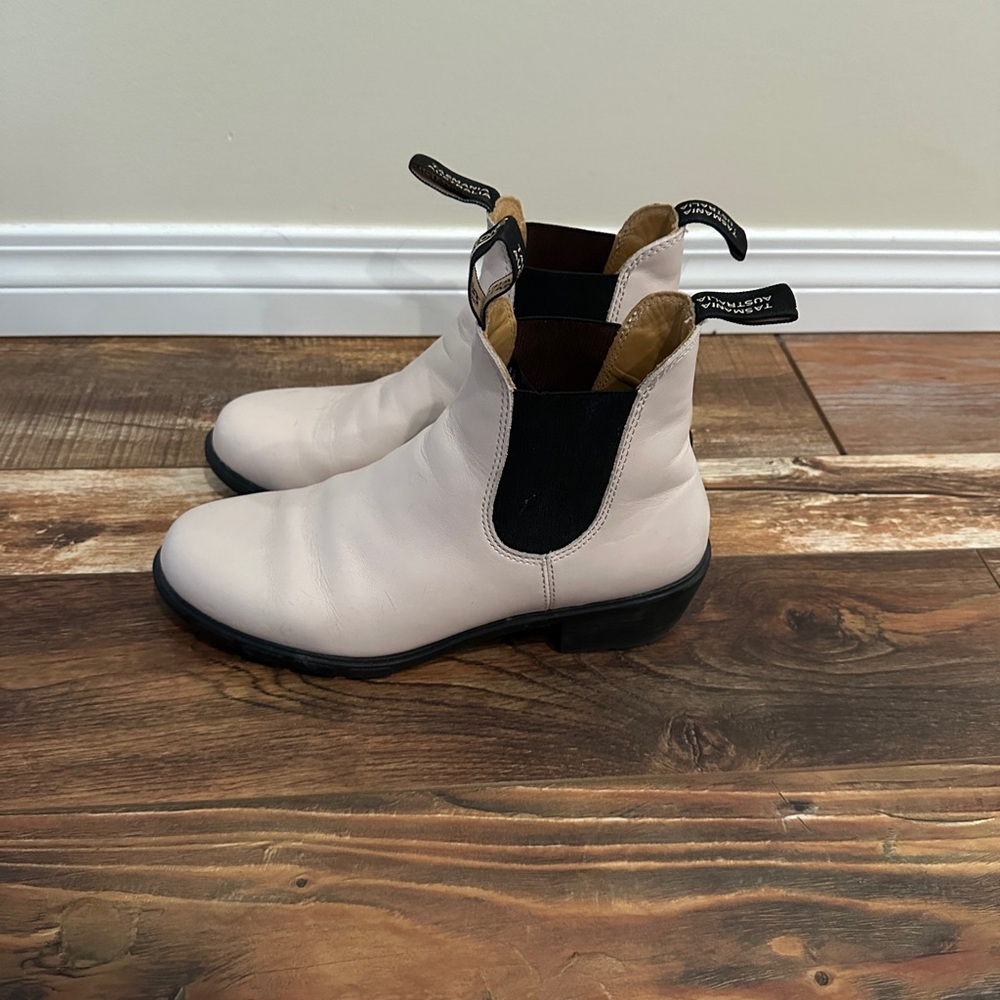 Blundstone Cream and Black Ankle Boots Sleek Chelsea Style